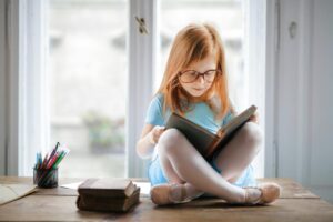 Gehirntraining für Kinder wertvoll, Mädchen mit Buch
