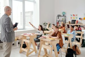 Lernförderung in Grundschulde - Klassenzimmer mit Lehrer